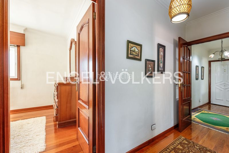 Foto 643ecac0-2dd8-4997-8739-852db0e972a4. Casa amb calefacció aparcament a Lavadores Vigo