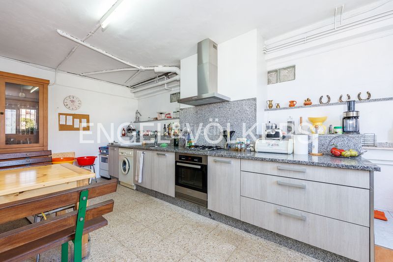 Foto 663a40d3-7a70-4263-adae-9341f4631952. Casa amb calefacció aparcament a Lavadores Vigo