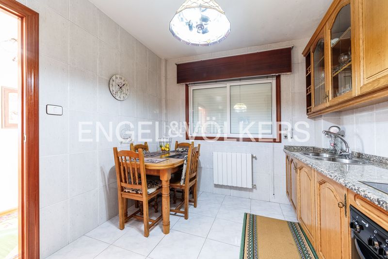 Foto a158eee5-83e7-47d4-8d5b-32b4f48bc001. Casa amb calefacció aparcament a Lavadores Vigo