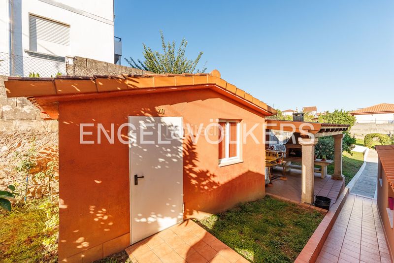 Foto a76ddfd4-0877-42d8-a374-745e896fda88. Casa amb calefacció aparcament a Lavadores Vigo