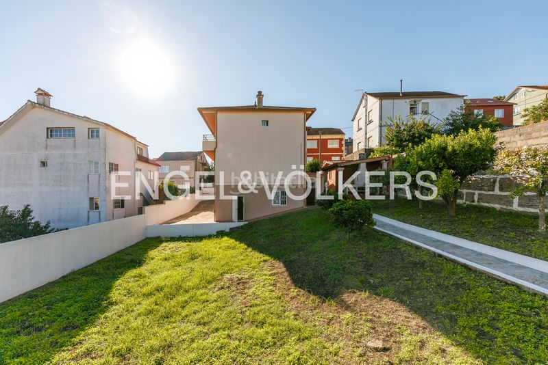 Foto bd4129e3-8f8b-439e-a5c6-e8534ccb8a98. Casa amb calefacció aparcament a Lavadores Vigo