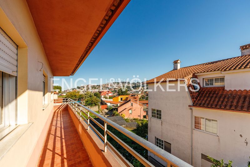 Foto c3a9bb42-1eeb-45b6-86da-ef22f354cbb2. Casa amb calefacció aparcament a Lavadores Vigo