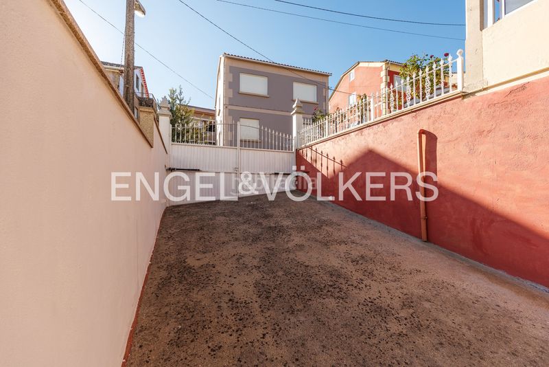 Foto c6630d1a-bc2c-4444-a8a7-ea8ce8286afb. Casa amb calefacció aparcament a Lavadores Vigo