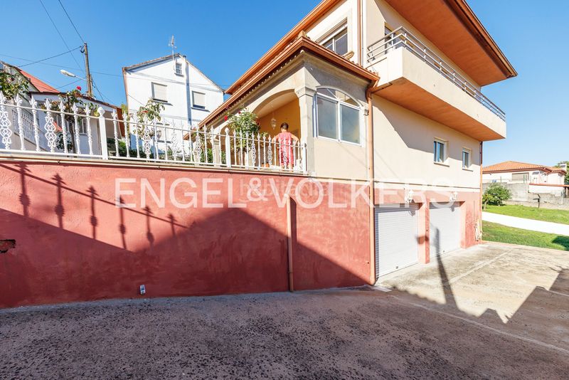 Foto c77a9315-d133-49c4-9bcb-2f7ebc8aac0d. Casa amb calefacció aparcament a Lavadores Vigo