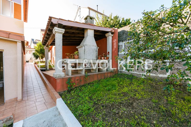 Foto d1162d48-782f-490c-977e-11162e27676e. Casa amb calefacció aparcament a Lavadores Vigo