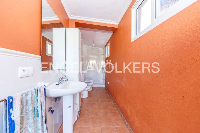 Foto d3e0f12a-7bba-4ff8-bbfe-c23af0896d36. Casa amb calefacció aparcament a Lavadores Vigo