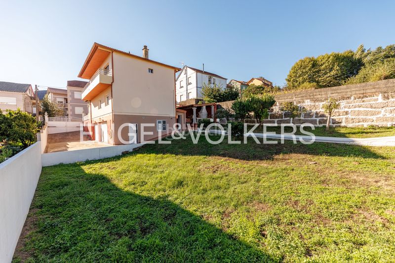 Foto dcf6e1b6-b899-44d2-ba2a-2d4a179f4d30. Casa amb calefacció aparcament a Lavadores Vigo