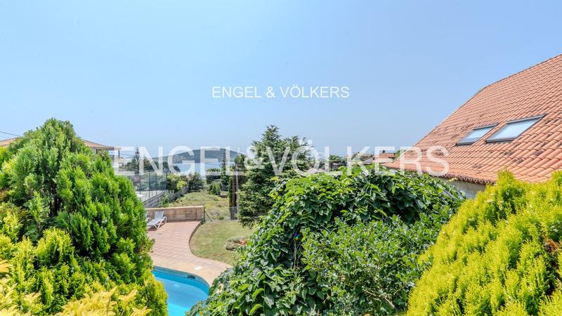 Foto 13f8bfab-e21b-406e-98e7-cb32e6c2d140. Casa amb calefacció aparcament piscina a Coruxo - Oia - Saiáns Vigo
