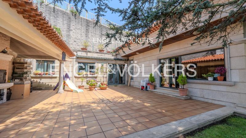 Foto 720ae47b-a58d-447d-9a31-56790b70f569. Casa amb calefacció aparcament piscina a Coruxo - Oia - Saiáns Vigo