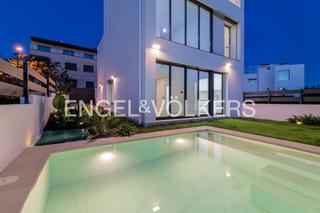 Casa adosada en Navia. Pareado en samil con piscina
