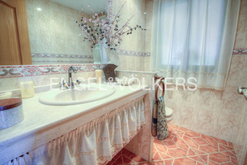 Foto 2f4e9106-9eee-4790-bc17-29dbf58631e6. Casa amb calefacció aparcament piscina a Coruxo - Oia - Saiáns Vigo