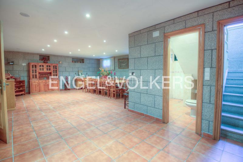 Foto 4140b388-6fa9-48a4-b426-8fb6ea33589a. Casa amb calefacció aparcament piscina a Coruxo - Oia - Saiáns Vigo