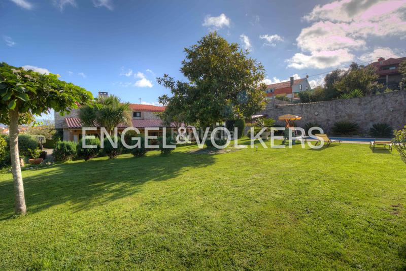 Foto 525dab5c-b35d-4ab3-8ae2-8e53a8439509. Casa amb calefacció aparcament piscina a Coruxo - Oia - Saiáns Vigo