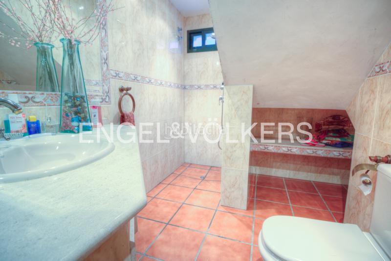 Foto ff484b40-71dc-4422-9dfd-5447e81ef714. Casa amb calefacció aparcament piscina a Coruxo - Oia - Saiáns Vigo