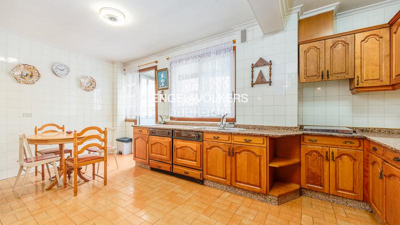 Foto 504d0aeb-497f-44d6-bade-670e6e9a2304. Apartamento taboada leal 4 dormitorios en Plaza España - Corte Inglés Vigo