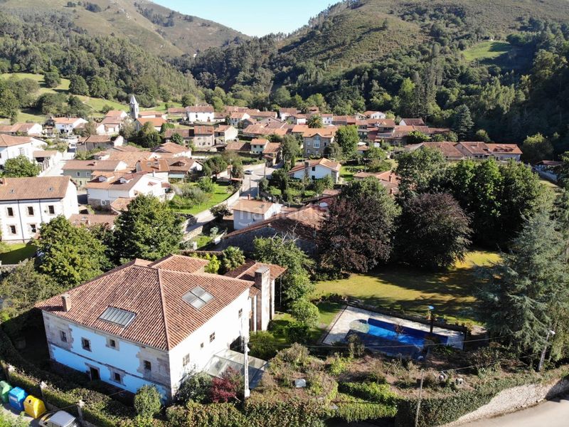 Foto a75ce75d-b511-4b89-a7d4-f4e4c11da978. Casa amb piscina a Mazcuerras