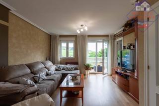 Maison jumelée à Cuchía. Chalet adosado en cuchía  espacio, confort y vida junto al mar e