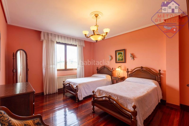 Foto eab9fc33-c4af-47f4-ada4-8488409d0c15. Casa amb aparcament a Cudón Miengo