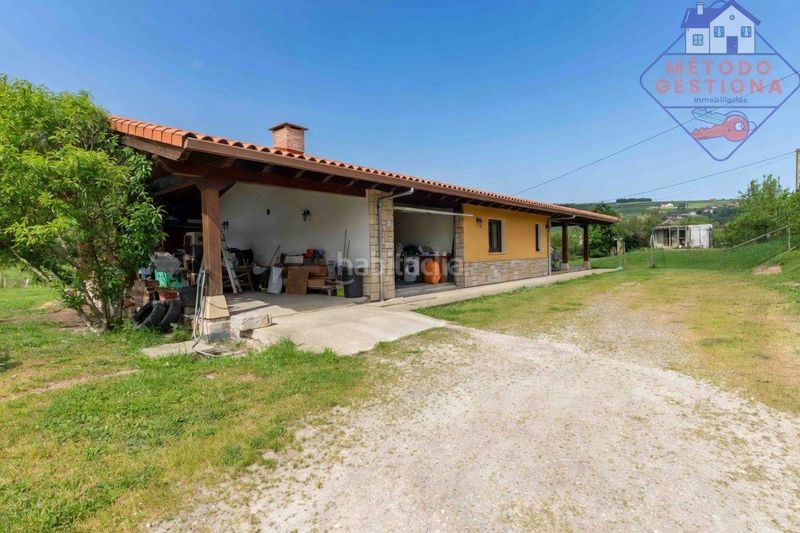 Foto a26aaa2e-bd3b-4819-873d-47e269175e3b. Xalet amb aparcament a Suances