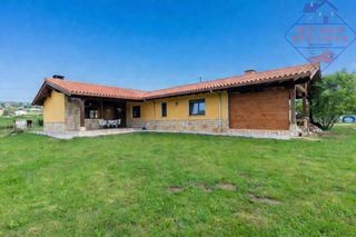 Chalet en Suances. Casa unifamiliar de planta baja en hinojedo, a pocos minutos de