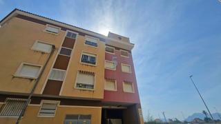 Piso  Calle cuba. Amplio apartamento en planta baja de 3 dormitorios y 2 baños, en