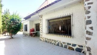 Chalet  Calle sancho panza. Esta casa de 3 dormitorios y 1 baño ubicada en una parcela de 40