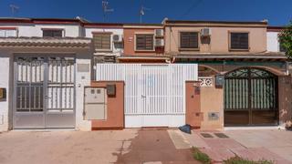 Maison jumelée  Calle gerona. 5 real estate está encantada de comercializar esta casa adosada