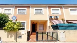 Reihenhaus  Calle tucaman. 5 real estate está encantada de comercializar esta moderna casa