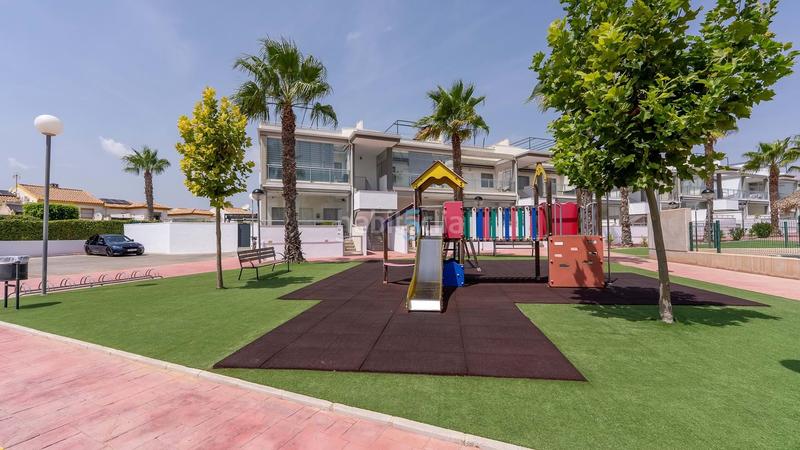 Foto 49669a70-7563-4eb0-a6a9-ba4798bbe76e. Pis amb piscina a La Florida Orihuela