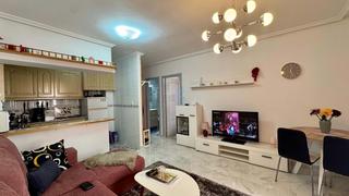 Pis  Calle la loma  apartment  j torrevieja. Ubicado en el cuarto piso de un edificio seguro y bien mantenido