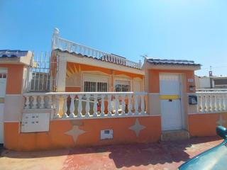 Casa  Calle de los lirios 
torrevieja. Encantador bungalow de 3 dormitorios con entrada y solárium priv