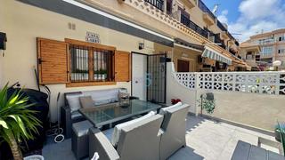 Reihenhaus  Calle pintor ribera 
playa flamenca. Ubicada en el corazón de playa flamenca, esta impresionante casa