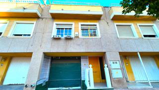 Casa adossada  Avenida de la constitucion. Casa adosada de 3 dormitorios y 2 baños en una parcela de buen t