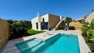 Casa  Calle del rocio. Esta impresionante villa de tres dormitorios y tres baños está s