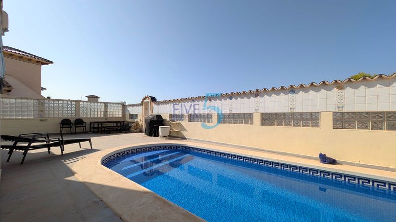 Foto 856b283d-44f2-4af3-bce1-c9ccc9d62d3f. Casa amb aparcament piscina a La Zenia Orihuela