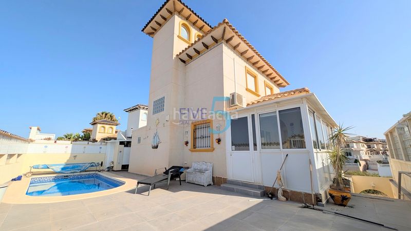 Foto a0d6a340-128f-4e05-83cf-69f63602c817. Casa amb aparcament piscina a La Zenia Orihuela