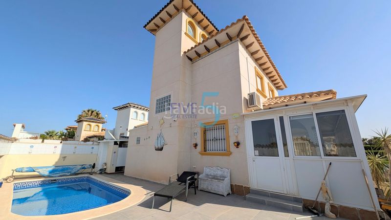 Foto da81a4be-f8b2-42ac-8610-224c3efd6c15. Casa amb aparcament piscina a La Zenia Orihuela
