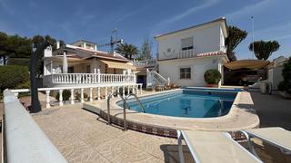 Casa  Calle galicia. Esta villa independiente de tres dormitorios y cuatro baños, bel