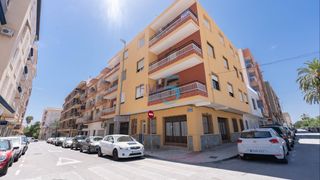 Pis a La Marina. Amplio apartamento de 3 habitaciones en la primera planta en la