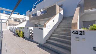 Etagenwohnung in Pilar de la Horadada Ciudad. Hermoso apartamento moderno, orientado al suroeste, de 2 dormito