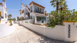 Etagenwohnung  Calle w.a. mozart. Este apartamento de dos dormitorios en el último piso está situa