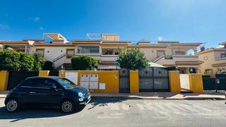 Pis  C/cabo punta de tarifa. Este apartamento de dos dormitorios en el último piso bellamente