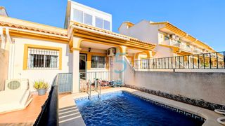 Casa a schiera in Daya Nueva. Encantadora casa adosada de 3 dormitorios y 1 baño en el tranqui