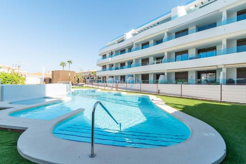Foto d0653311-f3ea-49d4-a55b-d7ab98b9ddb6. Pis amb piscina a Playa Flamenca Orihuela