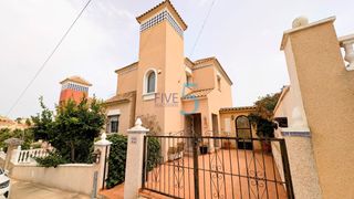 Casa en San Miguel de Salinas. Esta espaciosa villa independiente de tres dormitorios y dos bañ
