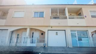 Reihenhaus  Calle san luis. 5 real estate está encantada de comercializar esta gran casa ado