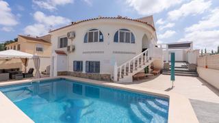 Casa  Calle pilar miro. Villa bellamente reformada de 3 dormitorios y 3 baños orientada