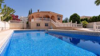 Casa  Calle coloso de rodas. Ubicada en una impresionante parcela de 850m en la prestigiosa u