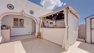 Casa adossada a San Miguel de Salinas. Esta moderna casa adosada está situada en el encantador pueblo e