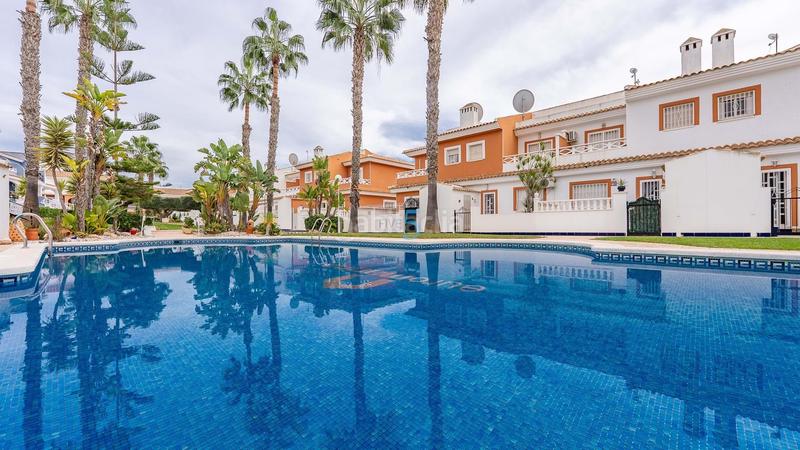 Foto c510ac2d-6cd6-4ec2-bcc0-e0a847410d22. Casa adossada amb calefacció piscina a Rojales